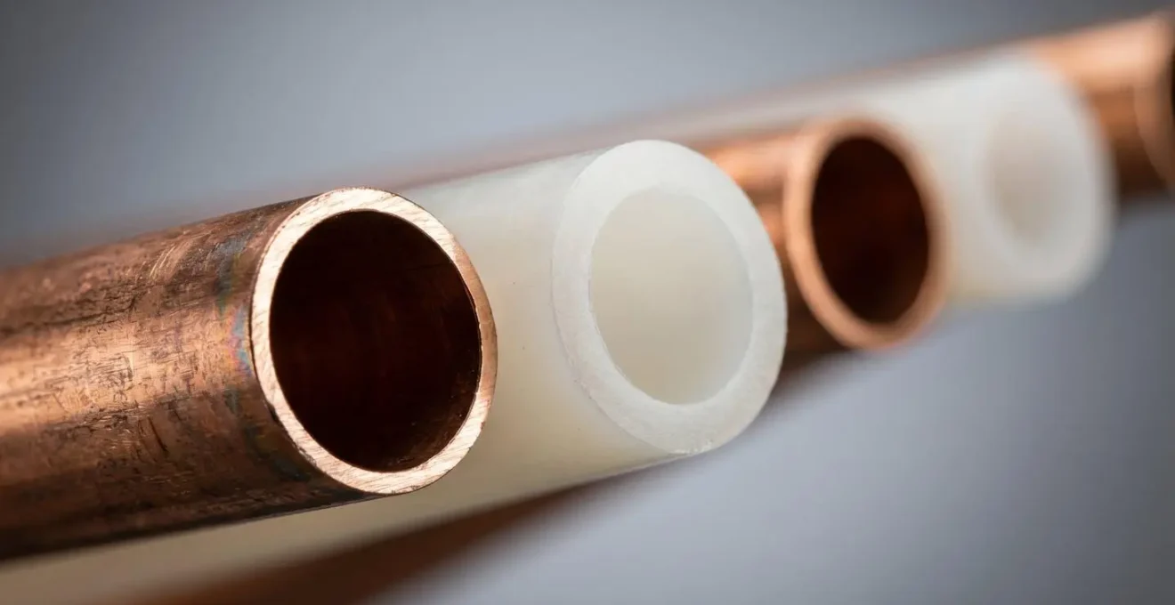 Schéma technique de calcul de débit et diamètres de canalisations d'eau selon le DTU 60.11 pour une installation domestique