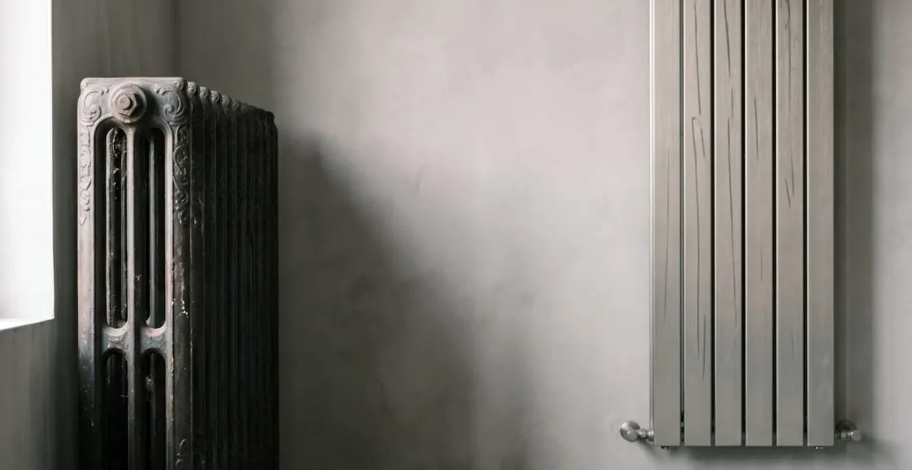 Comparaison entre radiateur ancien haute température et radiateur moderne basse température compatible pompe à chaleur